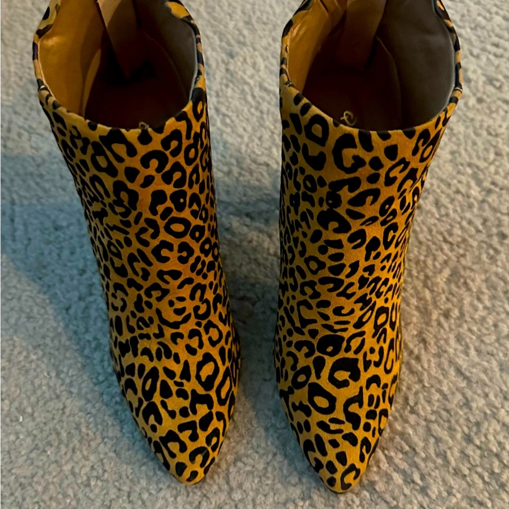 Women’s Tiger Print Ankle Boots. 
size 8.5